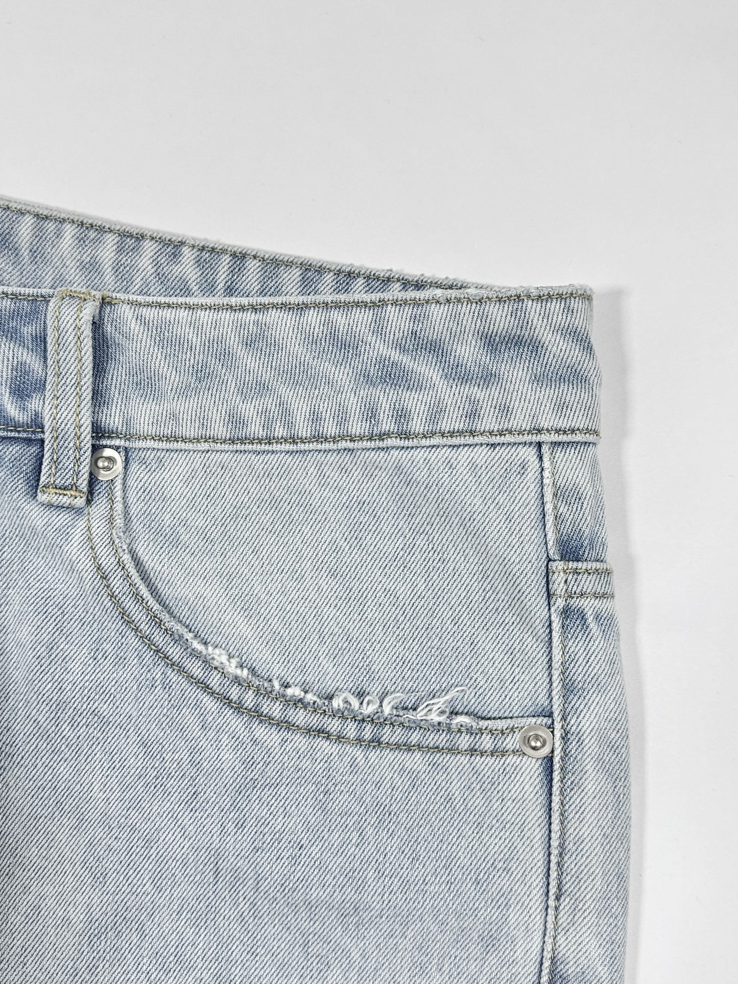 DISTRESSED BLUE HEARTED JEANS