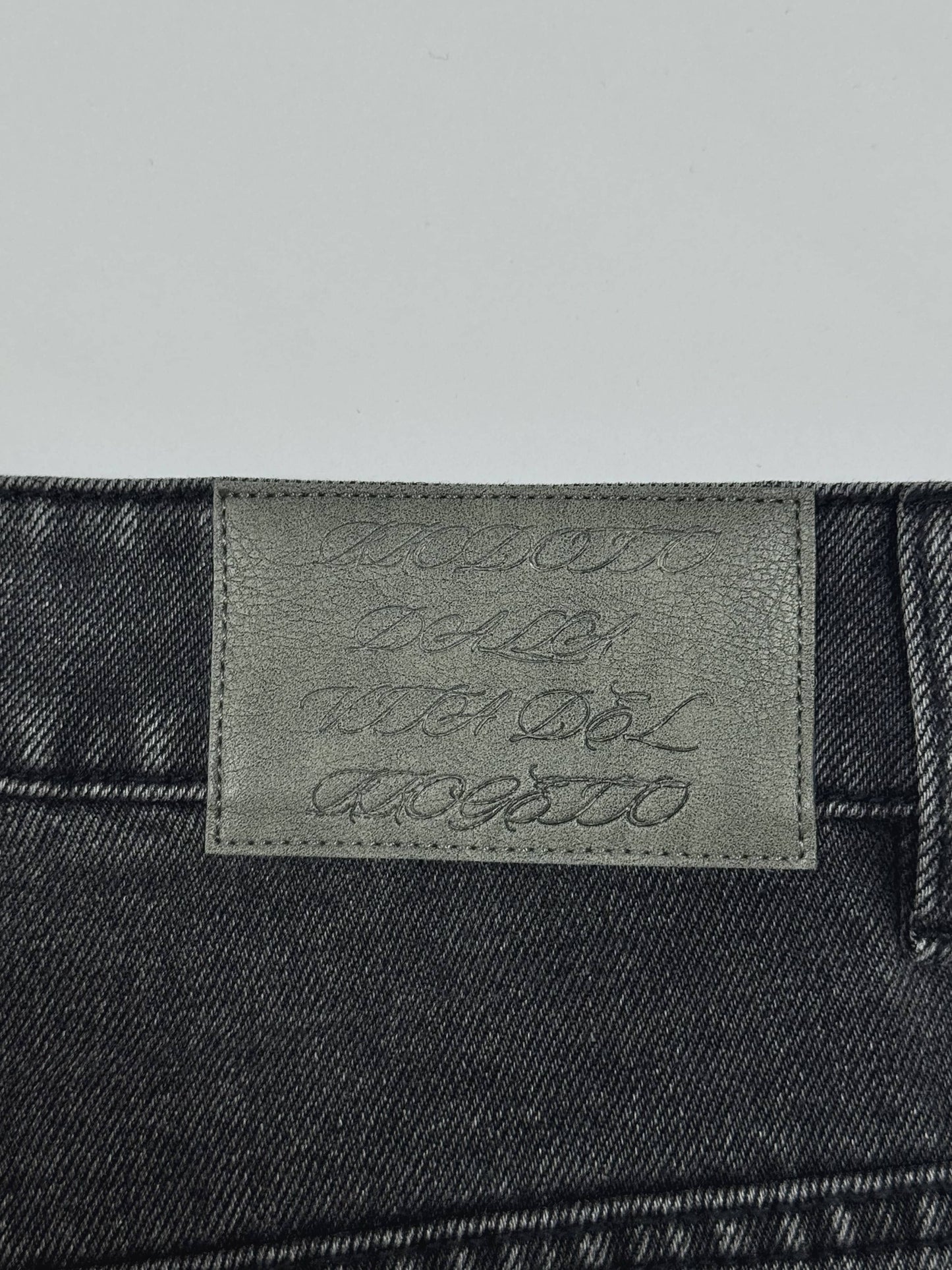 DISTRESSED BLACK HEARTED JEANS